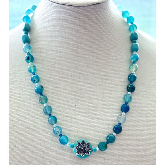 Faceted Blue Agate Beaded Necklace With Rhinestone Clasp & Centerpiece - Picture 2 of 7